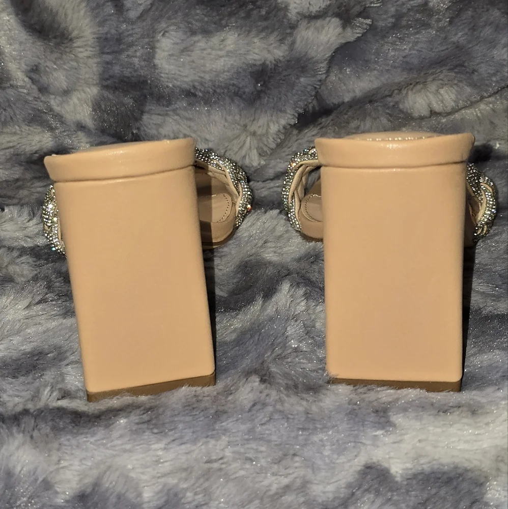 NWB Journee Collection SASHAA TOE BAND HEELS IN FAUX‎ LEATHER Size 8 Nude Color